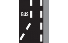 Vodorovná dopravní značka „Nápis na vozovce“. Vyjadřuje různé doplňující údaje, například „BUS“, „TRAM“, „PRAHA“, „STOP“, „ŠKOLA“ apod. Užít lze i vhodné symboly. TestImage